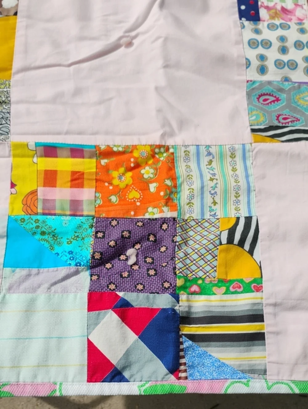 🧵 VINTAGE QUILT  🩷 PATCHWORK LAP QUILT HANDMADE 42